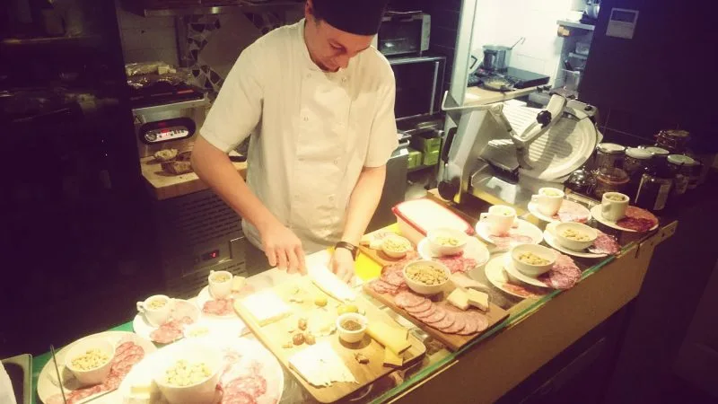 Préparation du buffet pour l’apéro de Noël au Piglet à Dublin en 2016