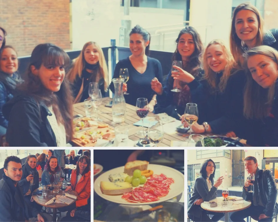 Des participants réunis autour d’une table lors d’un apéro au Piglet