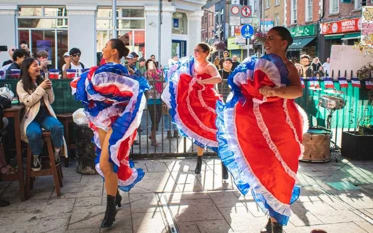Trois danseuses de French Cancan devant le public sur la terrasse de The Church