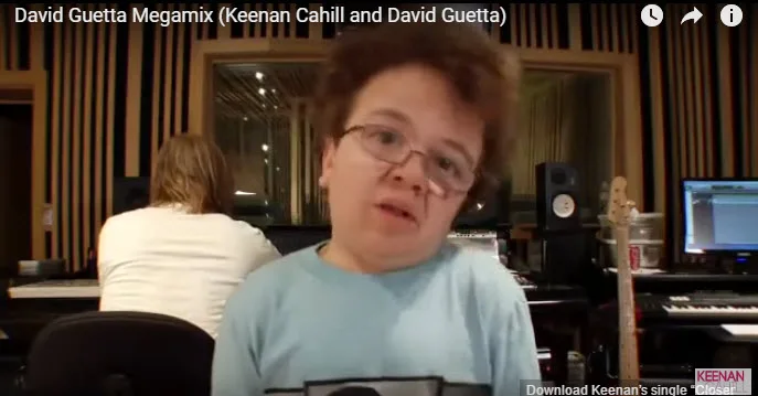 David Guetta et Keenan Cahill dans la vidéo du megamix