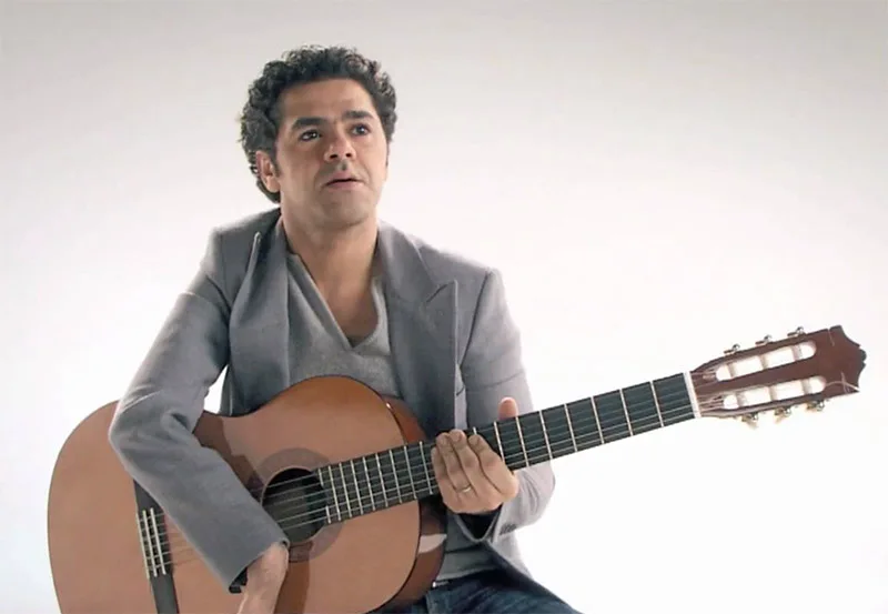 Jamel Debbouze à la guitare dans une parodie de Francis Cabrel
