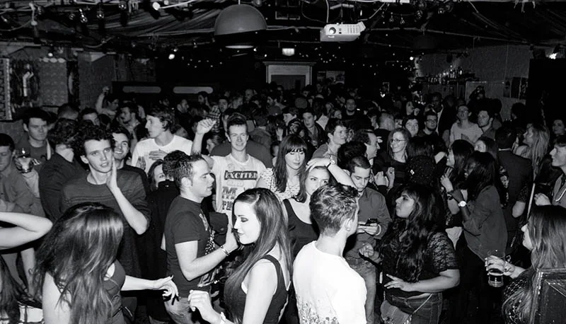 Le public d’une soirée électro French Friday au Grand Social à Dublin